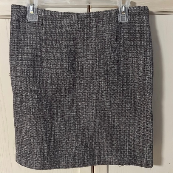 Banana Republic Dresses & Skirts - This skirt is very nice in the shades of grey in size 8’